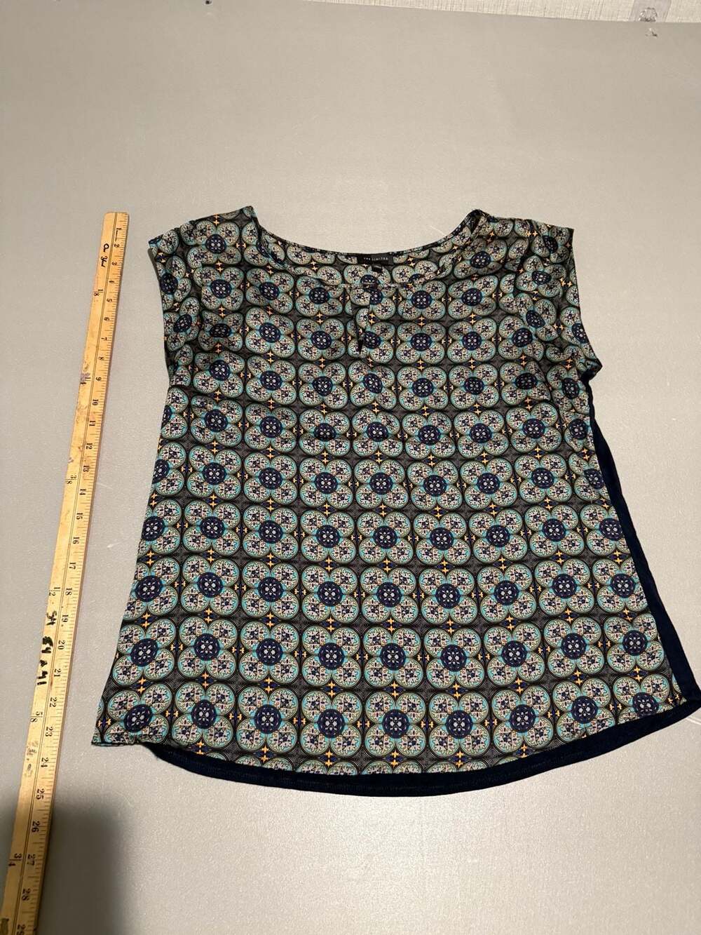 The Limited Geo Print Cap Sleeve Blouse Size L